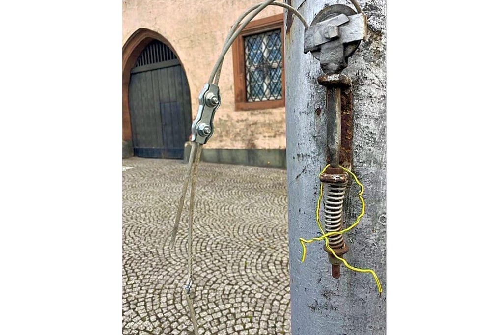 Das durchtrennte Drahteil am Fahnenmast