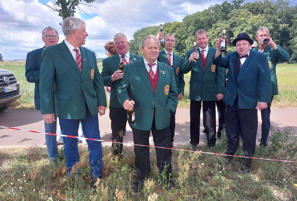 Ein Prosit auf die sechs Jubilare aus dem Heidedorf: der Männergesangsverein 1876 Letzlingen. Der feiert im nächsten Jahr sein 150 - jähriges Bestehen.
