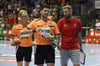 SCM-Trainer Bennet Wiegert (r.) spricht bei Hummel Cup in der Halbzeit auf dem Weg in die Kabine mit den beiden Schiedsrichtern Julian Fedtke (M.) und Niels Wienrich.