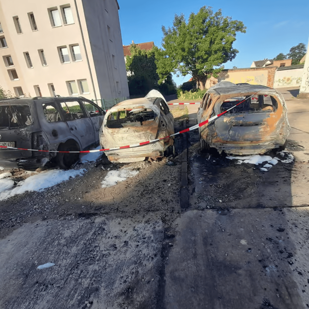 Die Polizei ermittelt, nachdem in Bernburg drei Autos gebrannt haben.