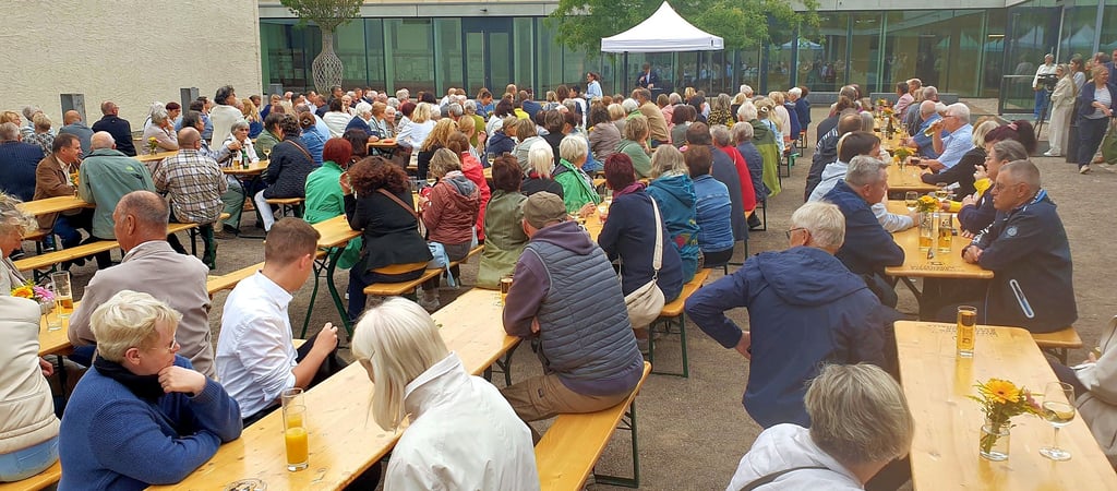 Der Tag des Ehrenamtes wurde im Innenhof des Stadthauses begangen. Allerdings spielte das Wetter nicht so recht mit.