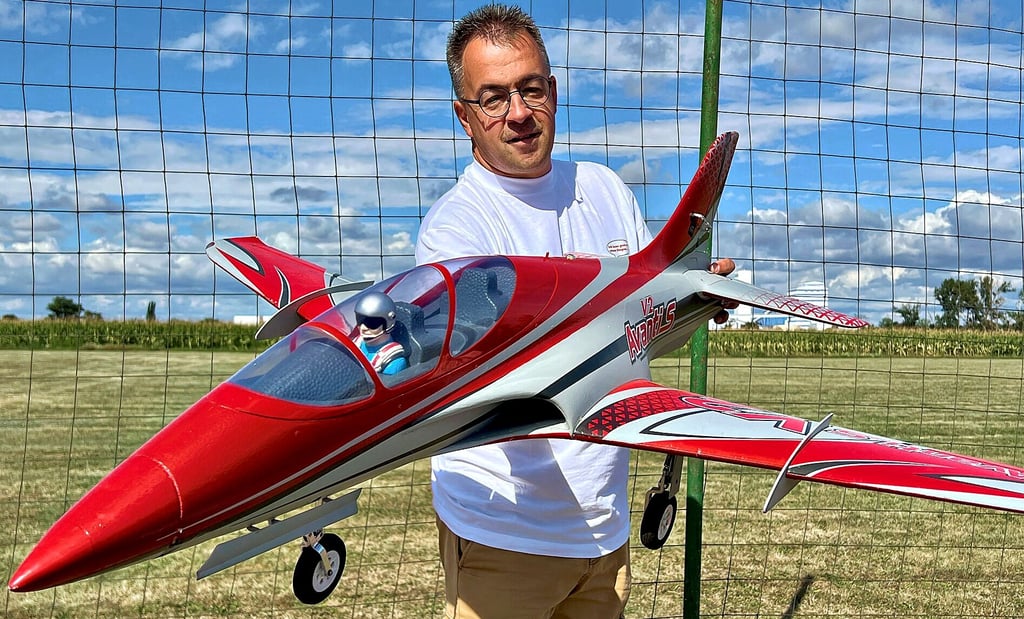 Lars Hüddersen ist seit mehr als 20 Jahren Modellflieger beim Bernburger Verein. In der Hand hält er einen seiner Modellflieger.