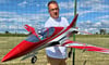 Lars Hüddersen ist seit mehr als 20 Jahren Modellflieger beim Bernburger Verein. In der Hand hält er einen seiner Modellflieger.  