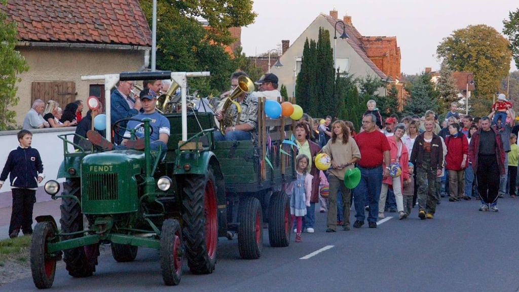 Wenn es in Wegenstedt einen Grund zum Feiern gibt, ist meist die Blaskapelle dabei. 2015 spielte die Kapelle auf dem Traktoranhänger die Musik für den Laternenumzug der Kita „Spetzenpieper“.