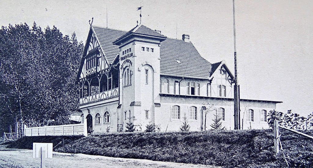 Eine alte Postkarte zeigt das Bootshaus des Ruderklubs, das sich in der Nähe des Brückenkopfes befunden hat. Hier fand im August 1925 eine Bootstaufe statt.