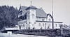 Eine alte Postkarte zeigt das Bootshaus des Ruderklubs, das sich in der Nähe des Brückenkopfes befunden hat. Hier fand im August 1925 eine Bootstaufe statt. 