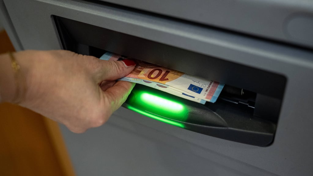 Eine Frau vergaß im November 2024 Geld im Automaten. Die Polizei in Köthen sucht nach der Bargeld-Diebin.