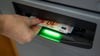 Eine Frau vergaß im November 2024 Geld im Automaten. Die Polizei in Köthen sucht nach der Bargeld-Diebin.