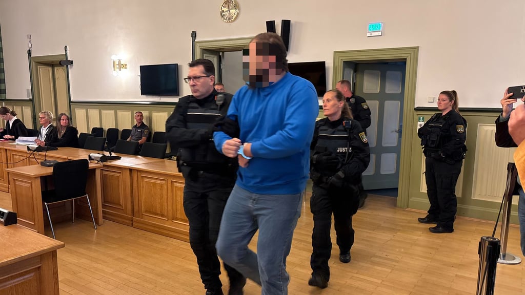 Der Angeklagter im Prozess um die tote Anna-Lena wird ins Landgericht Stendal geführt.