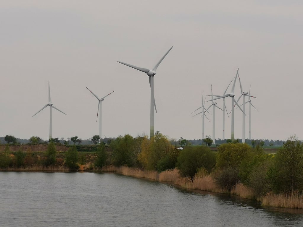 Die Ansiedlung neuer Solar- und Windparks im Stadtgebiet stoßen zum Teil auf Widerstand, bieten aber auch Chancen.