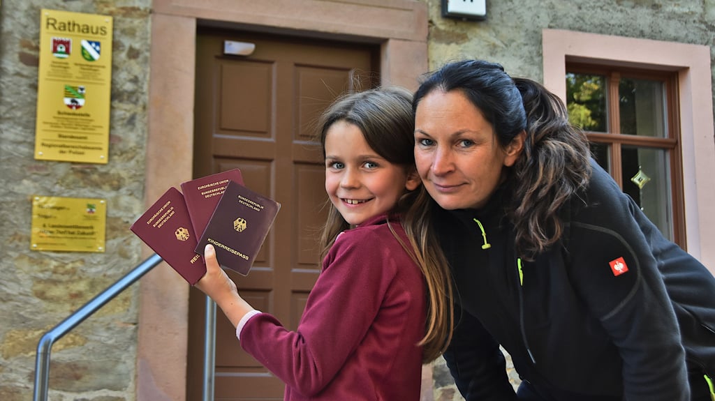 Auch Melanie Volesky und Tochter Mila mussten wegen der digitalen Passbilder extra in die Kreisstadt fahren. "Hoffentlich können wir bald den Service im Flechtinger Rathaus nutzen. Vor allem für ältere Leute ist es schwierig, an die digitalen Fotos zu kommen", weiß Melanie Volesky, die in Flechtingen zuhause ist.
