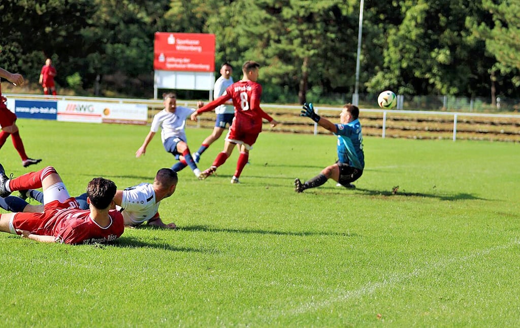 Tim Schölzel erzwingt für Coswig das 3:3 in allerletzter Sekunde.