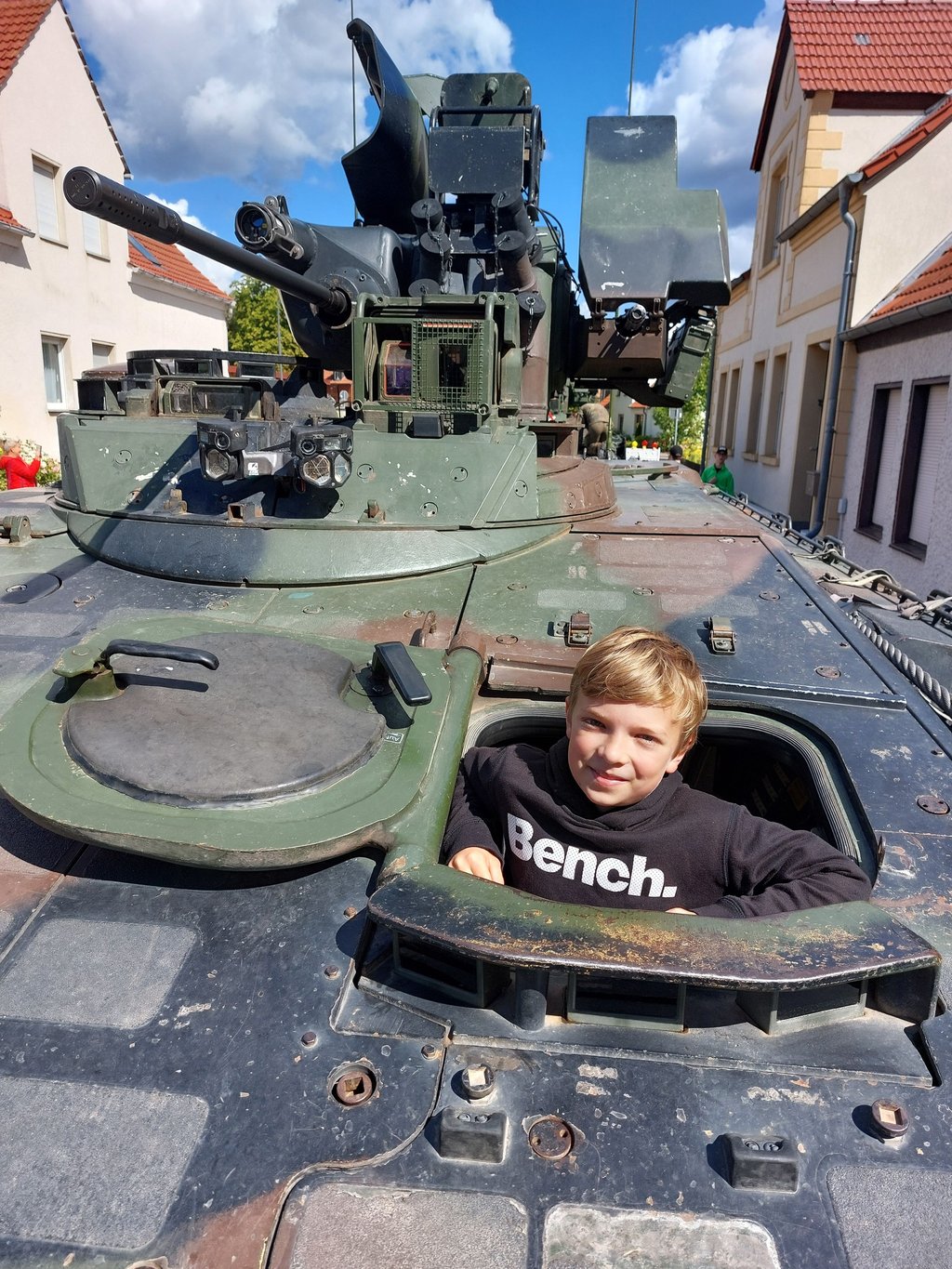 Ein Erlebnis gab es für Justus Brune aus Wannefeld: Probesitzen in einem Panzer