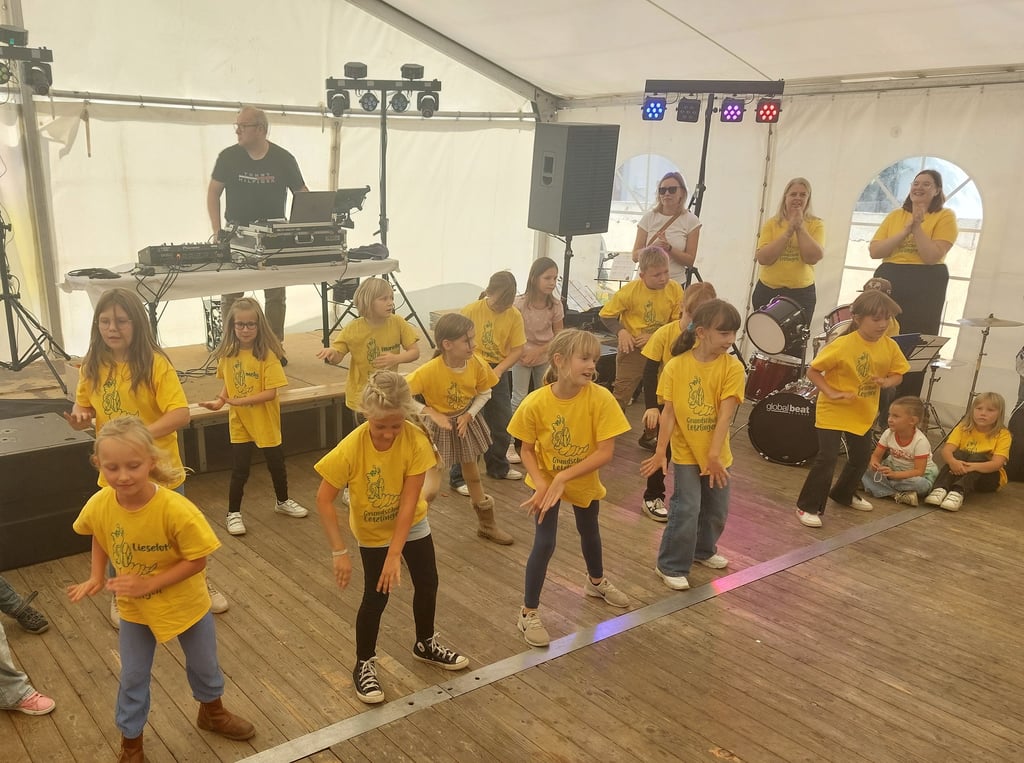 Mit dabei waren natürlich auch die Mädchenund Jungen der Letzlinger Grundschule mit einer Tanzdarbietung.