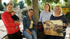 Kimberly Wehr besucht mit der kleinen Liv Thessa ihre ehemaligen Bezugspersonen im Don-Bosco-Haus: Jenifer Mahler, Carolin Ziemann mit Therapiehund Tinka und Leiterin Doreen Rosenberger. Sie zeigt ein altes Foto, auf dem das Haus in der Vorgelstange abgebildet ist.