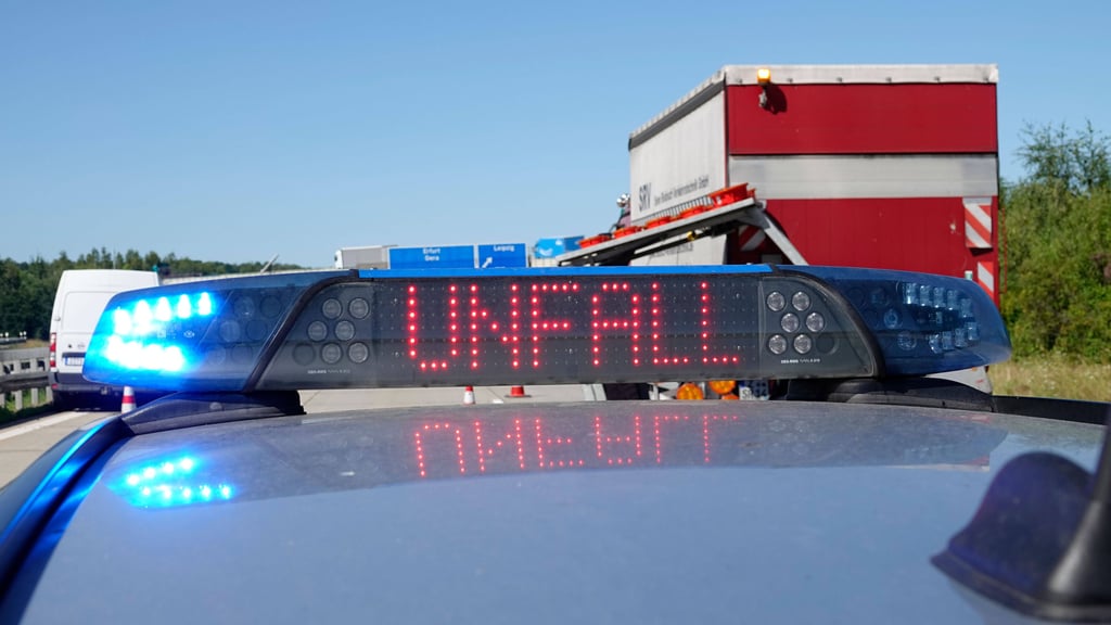 Ein Auto kollidierte am Montagmorgen auf der A9 Höhe Dessau mit einem Lkw.