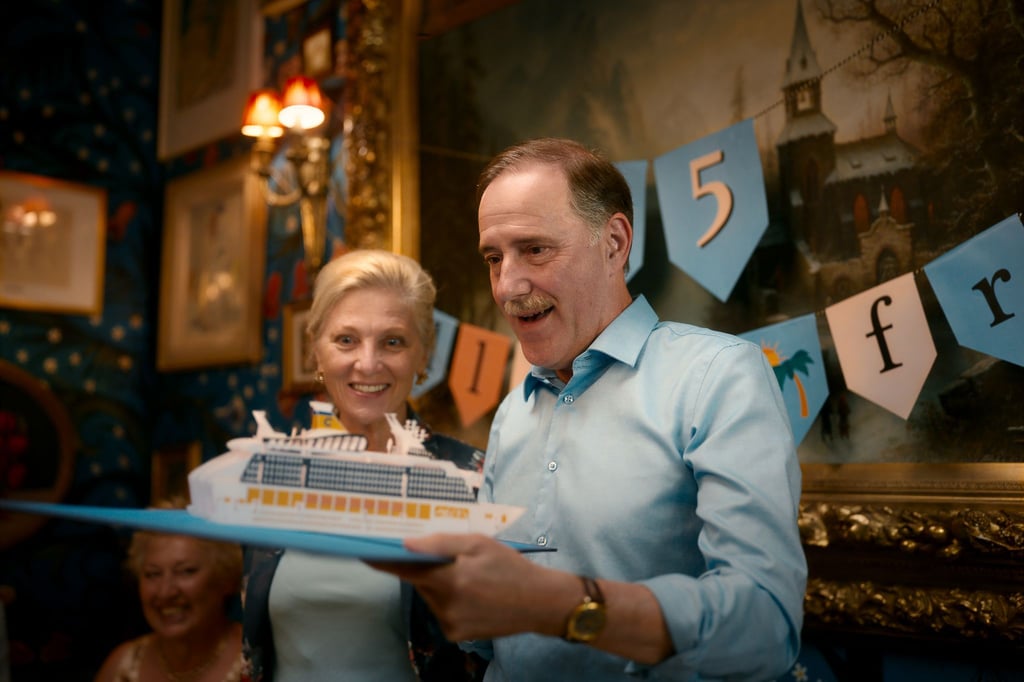 Alice und Peter werden auf eine Kreuzfahrt geschickt.