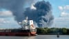 Durch den Brand einer Lagerhalle im Hamburger Hafen sind drei Menschen verletzt worden.