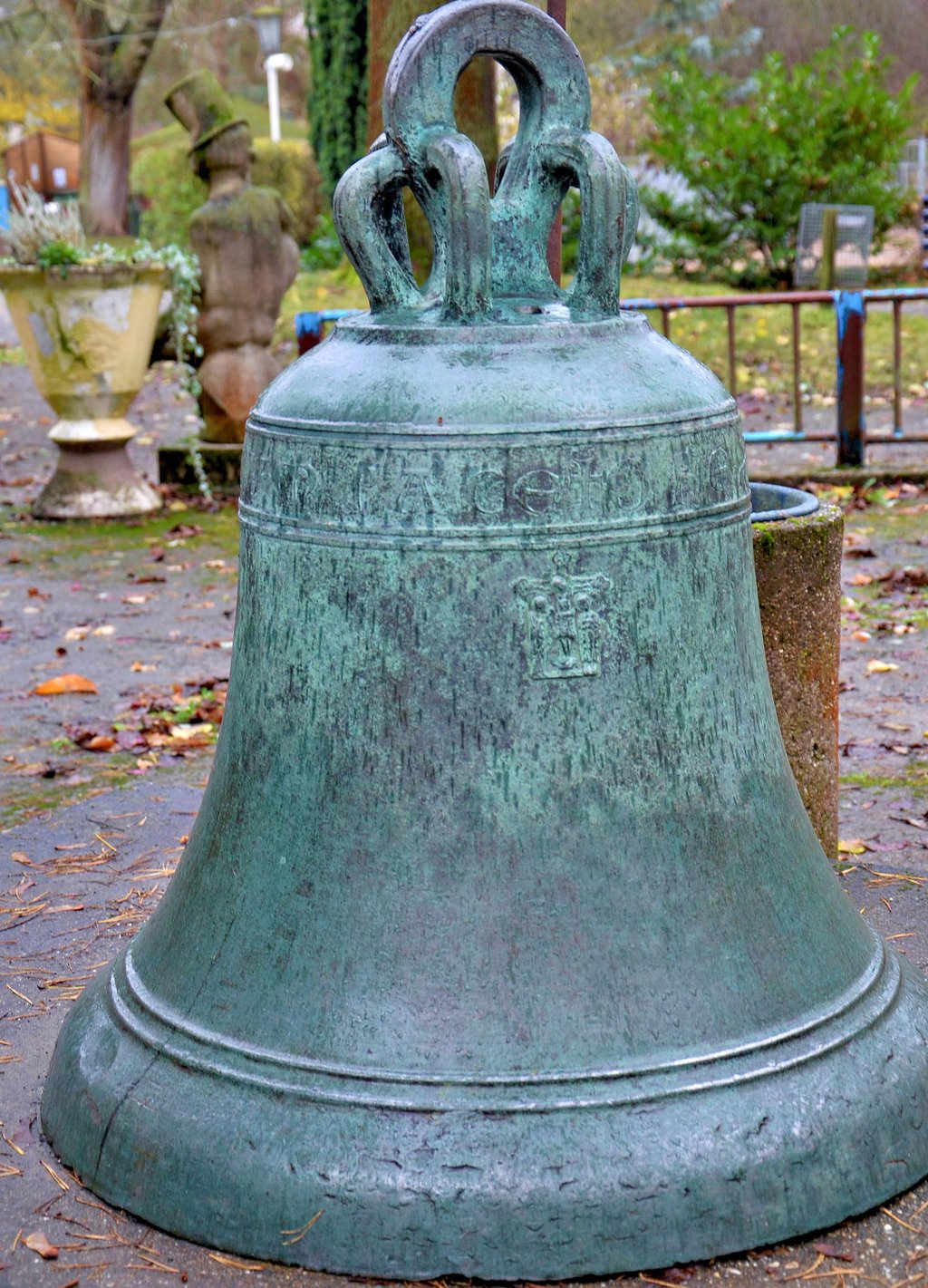 Die Glocke vom Staßfurter Tiergarten. Links ist der Riss zu sehen.