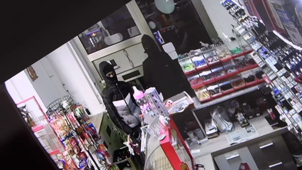 Der Kioskbesitzer sperrte die zwei mit einem Messer bewaffneten Räuber ein.