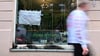 Brandspuren sind nach einem mutmaßlichen Brandanschlag auf den Berliner Cannabis-Shop zu sehen.