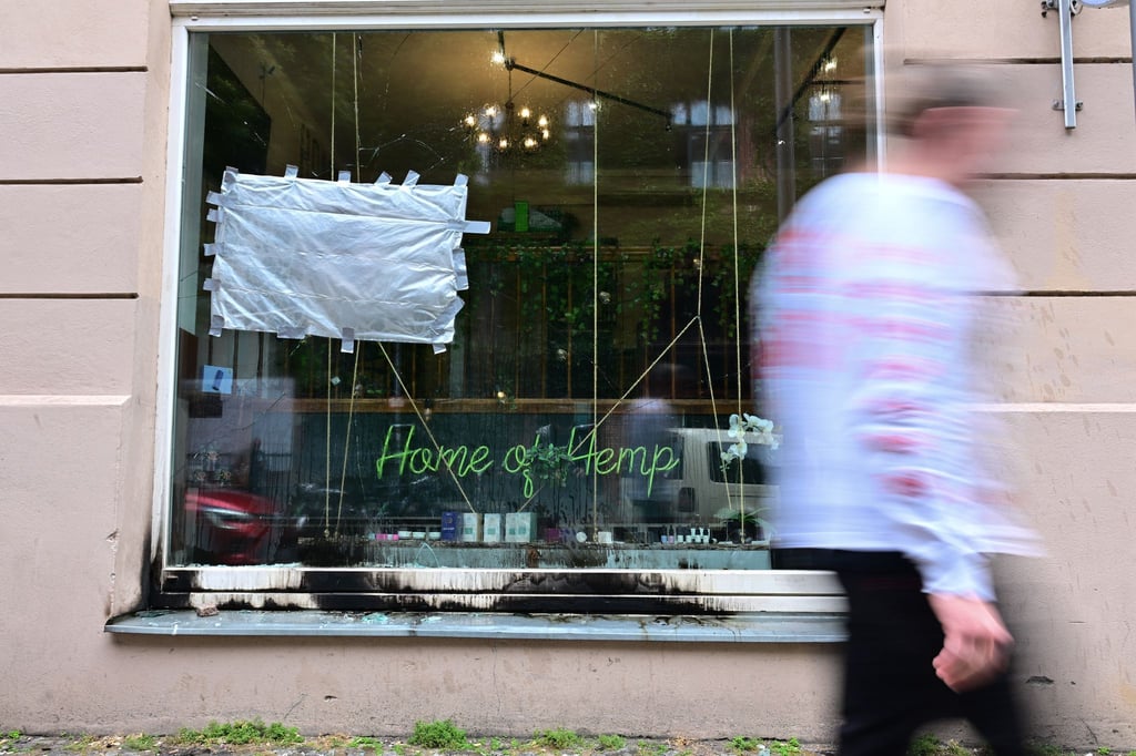 Brandspuren sind nach einem mutmaßlichen Brandanschlag auf den Berliner Cannabis-Shop zu sehen.