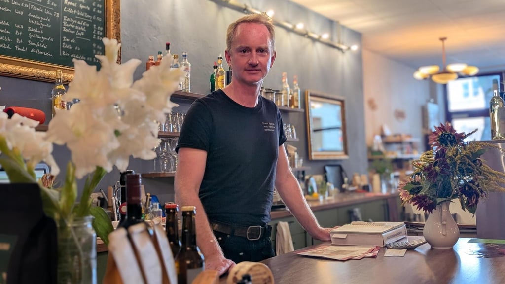 Emanuel Conrady in seinem Café Rotfuchs am Magdalenenplatz in Burg.