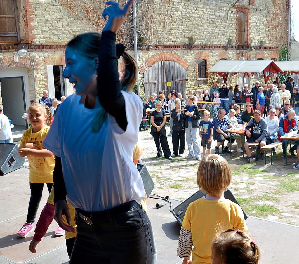 Das 2. Glöther Heimatfest auf "Schmidts Hof" erfuhr wieder eine ganz starke Resonanz. Auch der Kita Winnie Puh gehörte die Bühne.