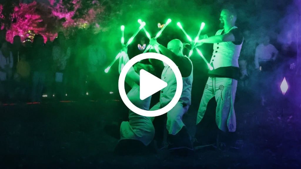 „Freaks on fire“ begeisterten mit ihrer Show „Prisma“ bei der 20. Nacht der 1.000 Lichter im Rosarium in Sangerhausen.