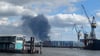 Brennende Trümmerteile haben laut Feuerwehr mindestens ein weiteres Gebäude in Brand gesetzt.
