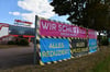 Der Hellweg-Baumarkt in Magdeburg schließt. Plakate und Banner kündigen das Aus an.