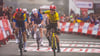 Dem Team von Spitzenfahrer Jonas Vingegaard (r.) sind Räder geklaut worden.