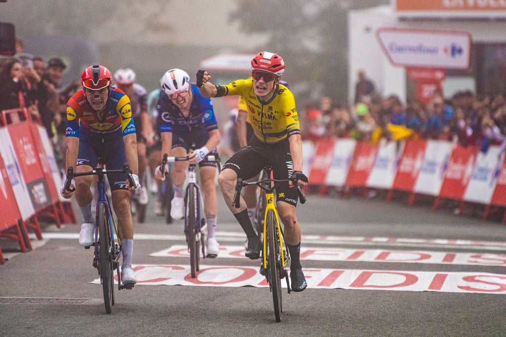 Dem Team von Spitzenfahrer Jonas Vingegaard (r.) sind Räder geklaut worden.