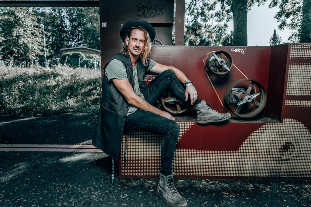 Sänger Norman Keil tritt in Magdeburg in der Texas-Kiste auf.