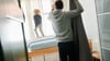 Gelassen bleiben und Fehler verzeihen: Wächst ein Kind mit ADHS auf, sollten Eltern lernen, dem Kind mit Verständnis zu begegnen und sich selbst zu vergeben, wenn sie im Alltag mal falsch reagieren.