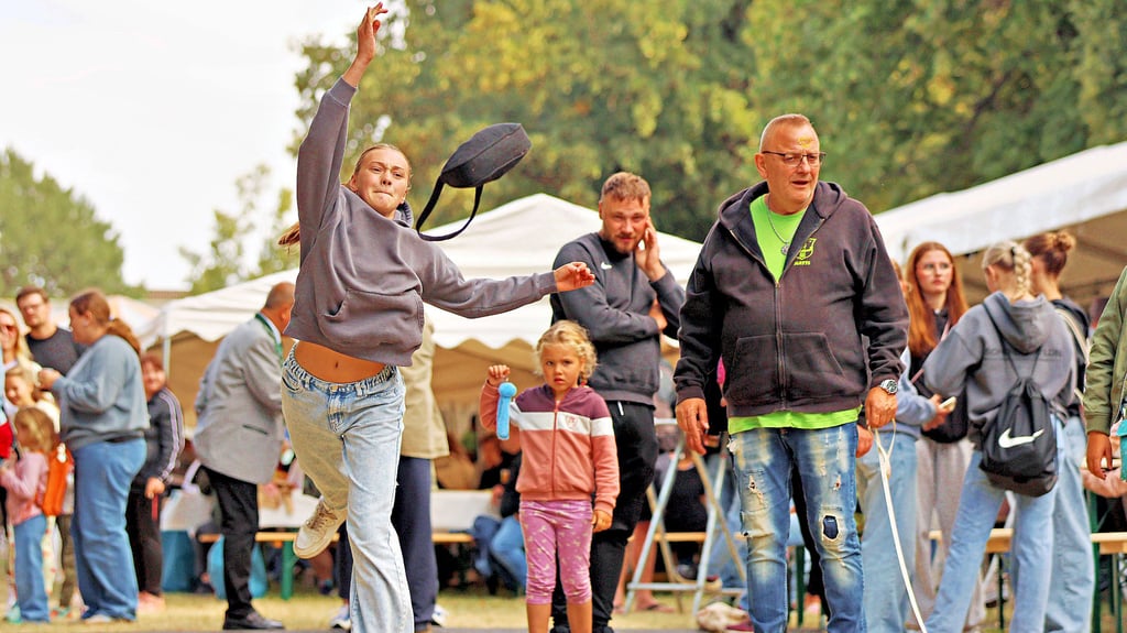 Pia wirft die Handtasche in diesem Durchgang 13,30 Meter weit.