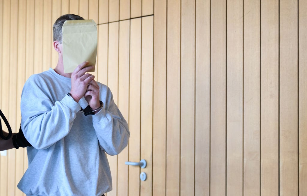 Ein 40-Jähriger soll seine Ex-Partnerin brutal getötet haben, zum Prozessauftakt weist er alle Vorwürfe zurück.