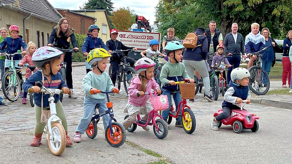 Die jüngsten Friedensfahrer am Start.