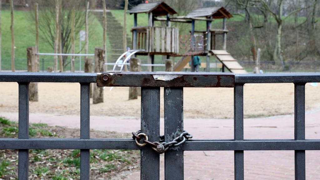 Ein dickes Schloss versperrt den Zugang zu einem Spielplatz. Die Stadt Magdeburg will dies nach Anwohnerbeschwerden nun auch für eine Fläche in der Innenstadt prüfen.
