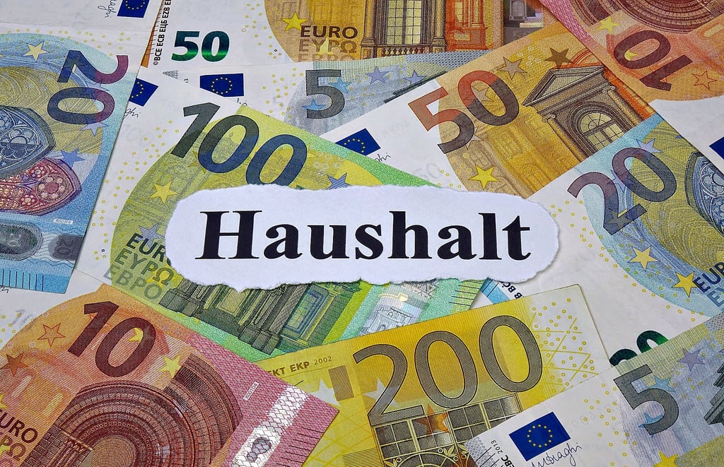Auch wenn der Haushalt 2025 des Landkreises genehmigt ist, mit vollen Händen kann das Geld nicht ausgegeben werden.