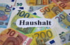 Auch wenn der Haushalt 2025 des Landkreises genehmigt ist, mit vollen Händen kann das Geld nicht ausgegeben werden.