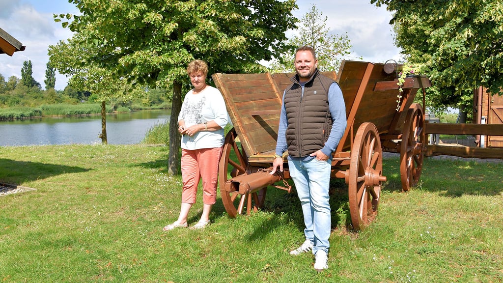 Die beiden Mitarbeiter der Stadt Annaburg, Martina Schurad (61 Jahre) und Fabian Schauer (37), überblicken, was sich auf dem Campingplatz Prettin tut.