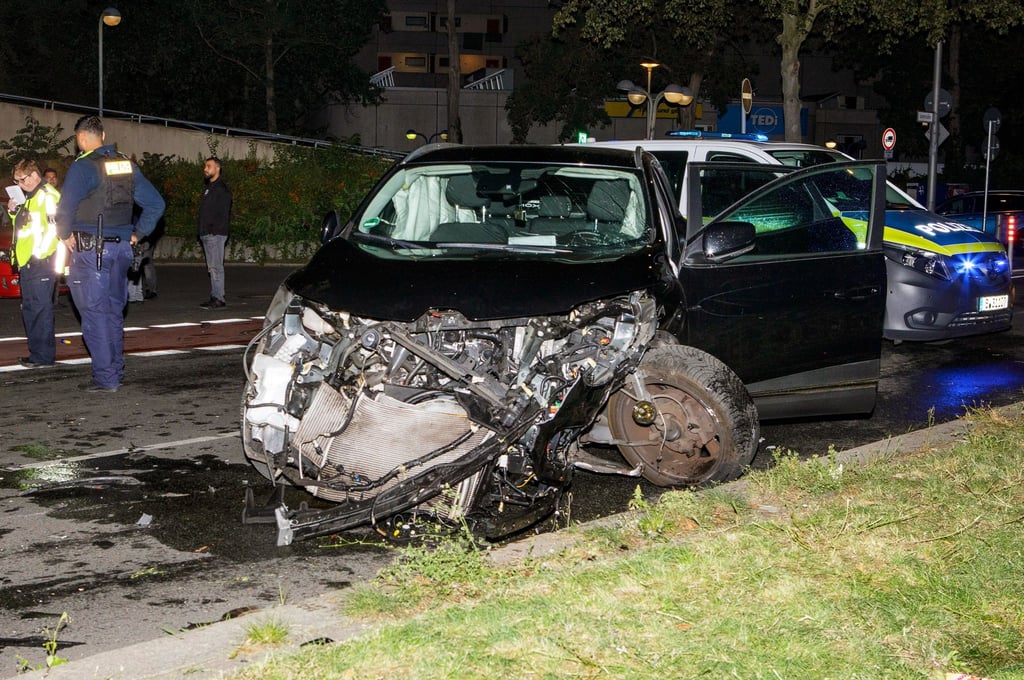 Ein beschädigtes Fahrzeug steht in Berlin-Neukölln an der Unfallstelle.