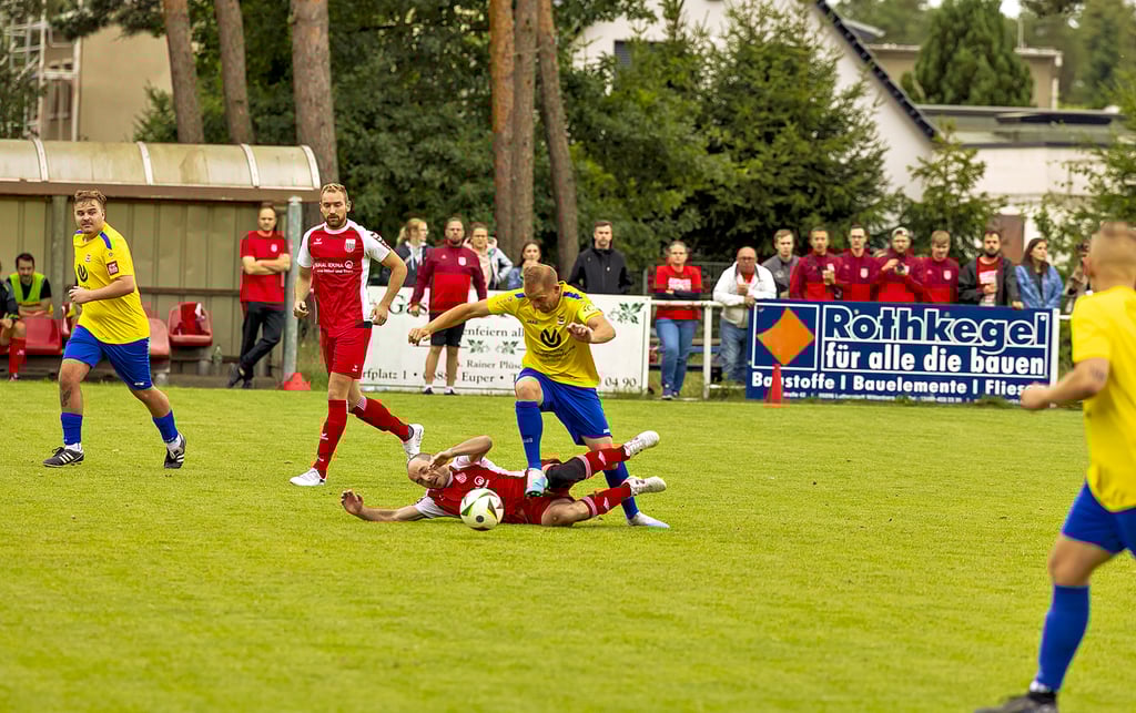 Das Auftaktspiel zur neuen Fußball-Kreisoberligasaison in Abtsdorf ist umkämpft.