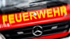 Ein Scheunenbrand in Warmsdorf hält die Feuerwehrleute in Atem. Bürger sollen Fenster und Türen geschlossen halten.