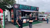 Die Cousins Cumali (links) und Vahit Akmese betreiben auf dem Kauflandparkplatz in Weißenfels-Borau das „Bistro Best“.