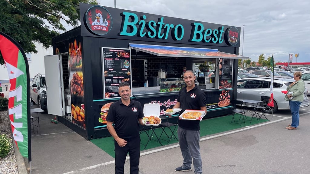 Die Cousins Cumali (links) und Vahit Akmese betreiben auf dem Kauflandparkplatz in Borau das „Bistro Best“.