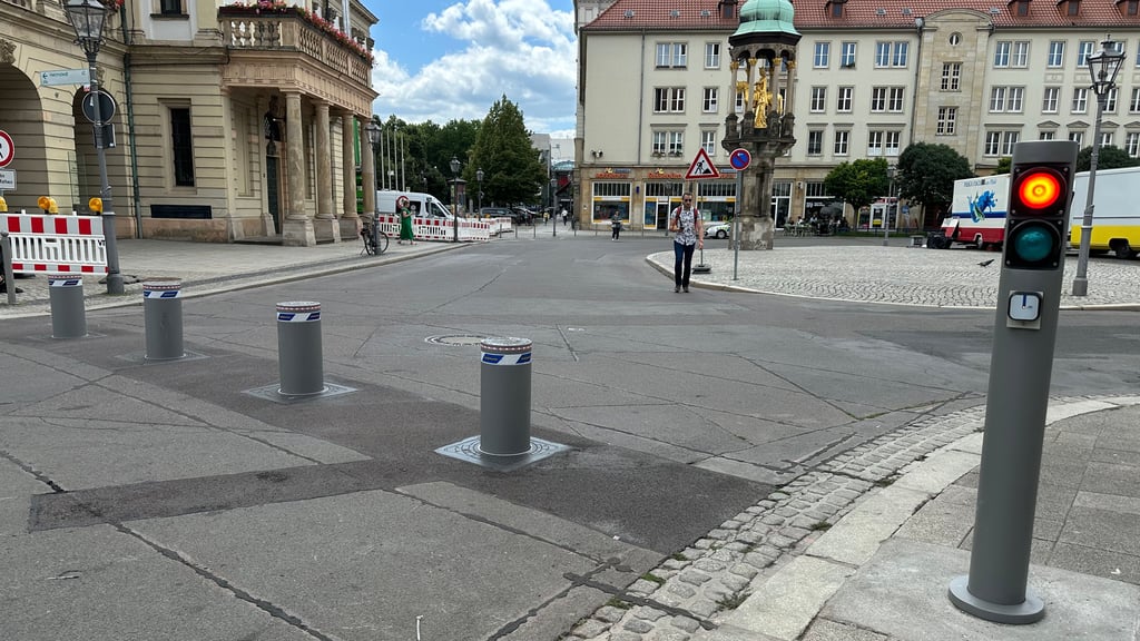 Die Poller-Anlage am Alten Markt Magdeburg, die im April 2025 installiert wurde, wird zum Wochenmarkt hochgefahren. Drei weitere Anlagen sollen folgen.
