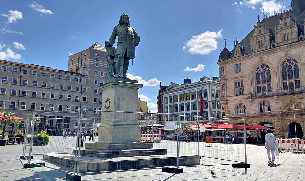 Hinter Gittern: Das Händel-Denkmal auf dem Marktpltz in Halle, ein Wahrzeichen der Stadt, ist jetzt umzäunt.