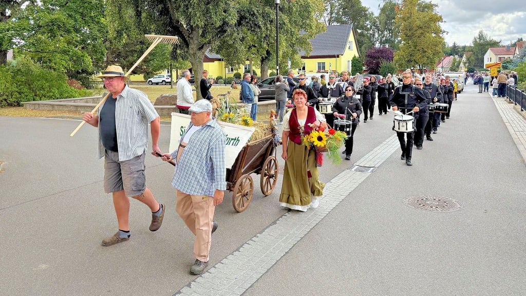 Zum runden Geburtstag darf ein Festumzug nicht fehlen. In Steinfurth marschierte auch der Spielmannszug Stadt Wolfen mit.